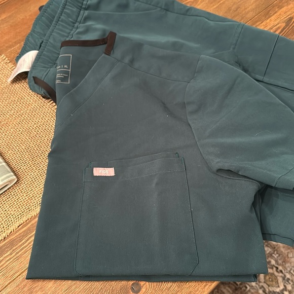 FIGS scrubs- technical collection - Picture 1 of 7